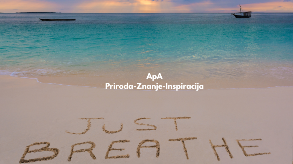 Plaža sa natpisom “Just Breathe” u pijesku, simbol smirenja i tehnika disanja – ApA Priroda-Znanje-Inspiracija.