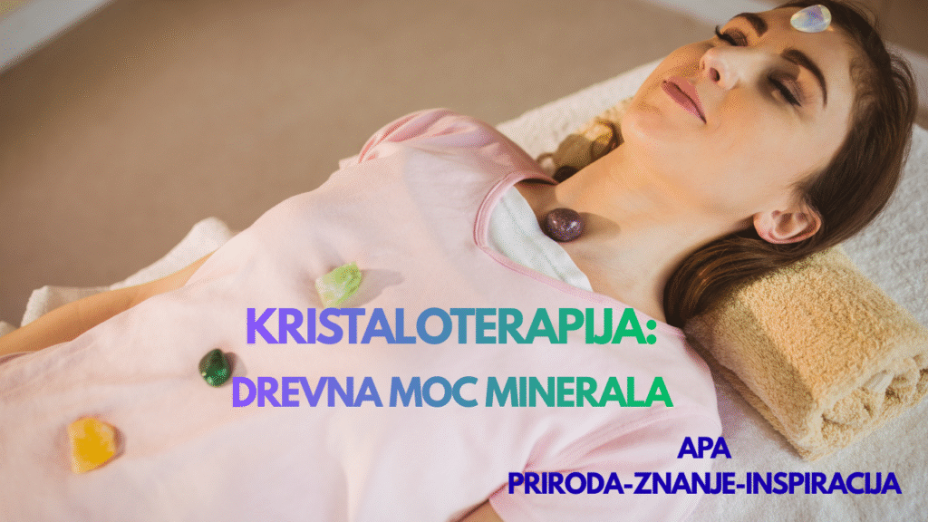 Žena leži na stolu za terapiju dok su kristali položeni na njene čakre tokom kristaloterapije.