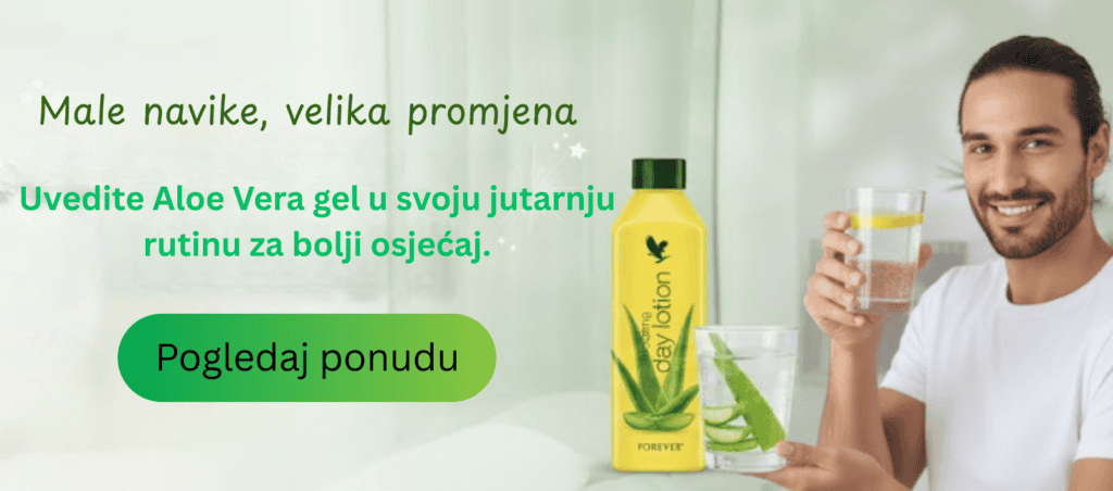 Muškarac pije Aloe Vera gel kao dio jutarnje rutine za bolji osjećaj
