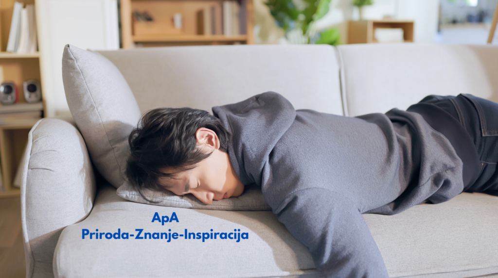 “Umorna osoba leži na kauču zbog iscrpljenosti – ilustracija za tekst o znakovima da tijelo traži odmor.”